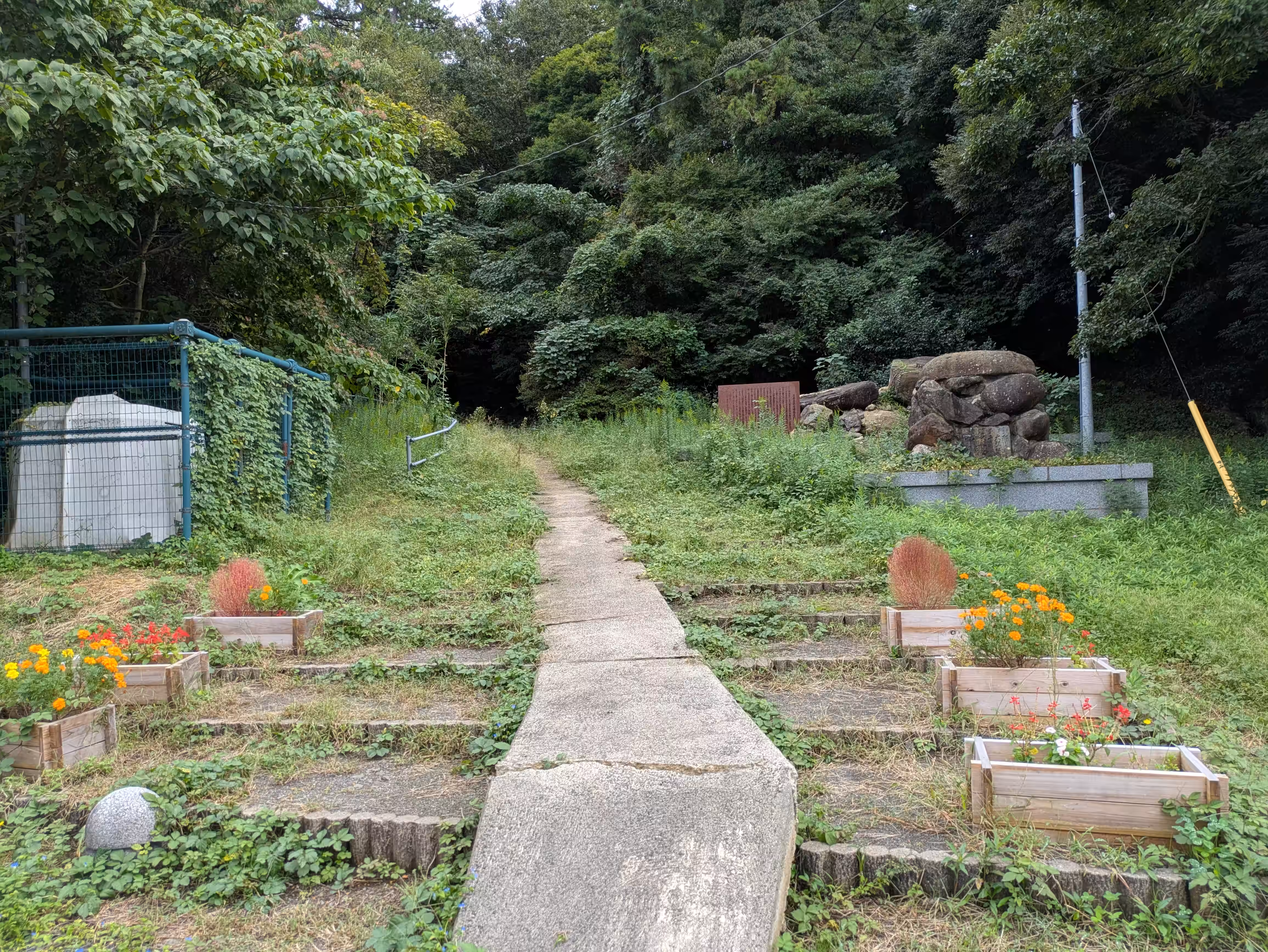 An entrance to Ipponmatsu Park